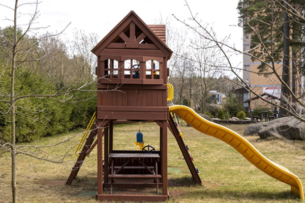 Mały domek - baza dla dziecka w ogrodzie