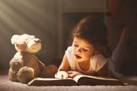 Dziecko czytające ksiązkę